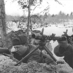 Красноармейцы на позиции с трофейным немецким пулеметом MG-34. Справа пулеметчик В. Кузбаев..jpg