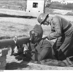 Bundesarchiv_Bild_101I-264-1623-26,_Frankreich,_Vorführung_Raketenpanzerbüchse.jpg