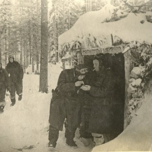 Лётчики полка у входа в общежитие. 1943 год..jpg
