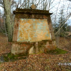 Pikasilla monument, eriline.JPG