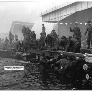 soviet-soldiers-builad-a-pontoon-bridge-across-oder-to-reach-berlin-1945.jpg