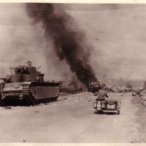 Подбитый танк Т-35 на фоне уничтоженной им немецкой колонны..jpg
