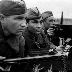 Интернациональный советский пулеметный расчет, отличившийся в боях под Сталинградом.jpg