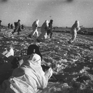 Советские солдаты атакуют противника под прикрытием пулемета «Максим».jpg