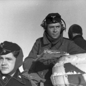 Bundesarchiv_Bild_101I-215-0354-12A_Russland_Panzersoldaten_im_Panzerturm.jpg