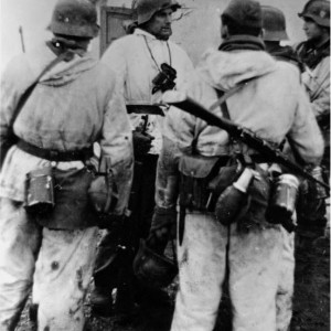 Bundesarchiv_Bild_183-J16814_Russland_Besprechnug_vor_Angriff.jpg