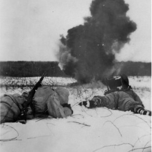 Bundesarchiv_Bild_183-J16923_Russland_Einschlag_feindlicher_Artillerie.jpg