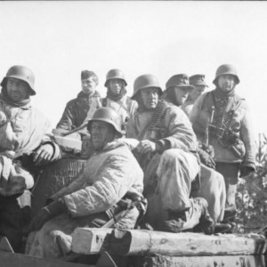 Bundesarchiv_Bild_101I-090-3914-25_Russland_Soldaten_in_Winterausrüstung_auf_Panzer.jpg