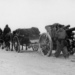 Bundesarchiv_Bild_101I-700-0297-14_Russland_leichte_Feldhaubitze_in_Fahrstellung.jpg