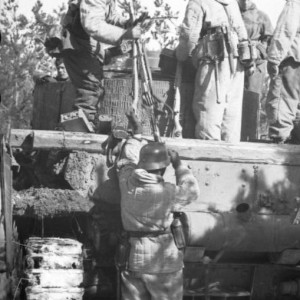 Bundesarchiv_Bild_101I-090-3914-22_Russland_Soldaten_in_Winterausrüstung_auf_Panzer.jpg