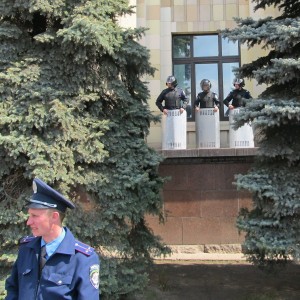Мужики, если наше окно разобьют, то бабло вычтут из нашей зарплаты...
