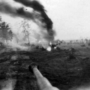 Вид из немецкого танка Pz.Kpfw. VI «Тигр» во время боя.jpg