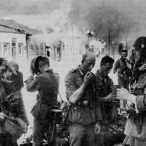 Немецкие солдаты на улицах горящего Витебска, июль 1941 года..jpg