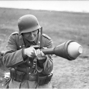 Bundesarchiv_Bild_101I-710-0371-20_Ukraine_Ausbildung_an_Panzerabwehrwaffe.jpg