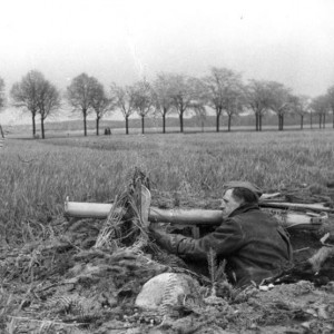 Bundesarchiv_Bild_146-1985-092-29,_vor_Berlin,_Volkssturm_mit_Panzerabwehrwaffe.jpg