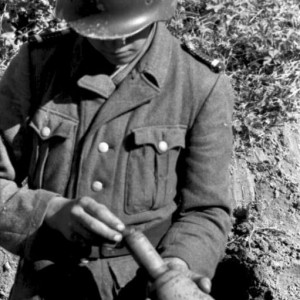 Bundesarchiv_Bild_101I-734-0019-25_Russland-Nord_Soldaten_mit_Panzerfaust.jpg