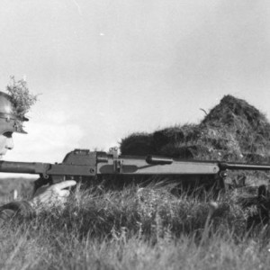 1334029010_Bundesarchiv_Bild_101I-292-1262-072C_Nordfrankreich2C_Soldat_mit_PanzerbC3BCchse.jpg