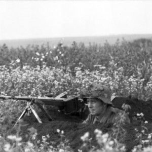 Bundesarchiv_Bild_101I-216-0411-11_Russland_Soldat_mit_Panzerbüchse.jpg