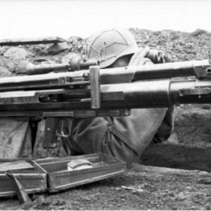 1345011782_bundesarchiv_bild_101i-189-1250-112c_russland-sc3bcd2c_soldat_mit_panzerbc3bcchse_0.jpg