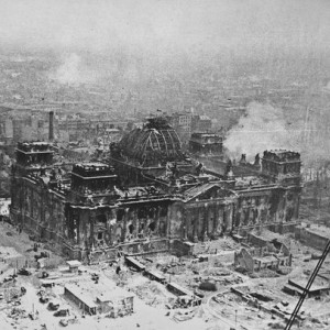 Знамя Победы на поверженном Рейхстаге 1 мая 1945 года..jpg
