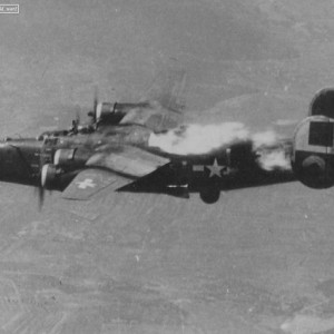 Сбитый над Веной  горящий бомбардировщик В-24 «Либерейтор» в небе над Австрией..jpg