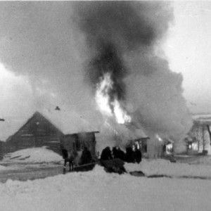 Отступающие немцы поджигают русскую деревню. Конец декабря 1941 г.jpg