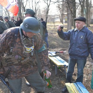 А ну-ка, фрицы застыли на месте...