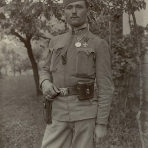Stabsfeldwebel Stefan Paulic-Filjic, vom 3. bosnisch-herczegowinischen Infanteriebataillon der 1. Gebirgsbrigade mit der großen silbernen Tapferkeitsm
