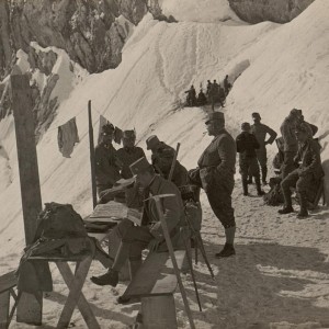 Soldaten vor den Unterkünften auf der Naboisscharte  X. Armeekommando " Rohr ".
