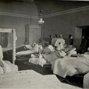 Krankenzimmer mit Messe. Aufgenommen am 5.v.1916. NIZNIOW.