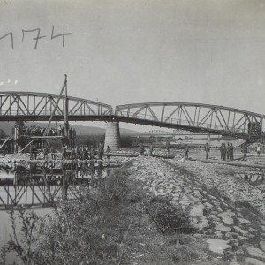Gesprengte Strassenbrücke mit Blick auf hergestellte Eisenbahnbrücke bei Nizniow.