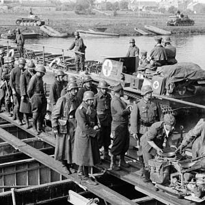 Floing_Pontonbrücke_über_die_Maas