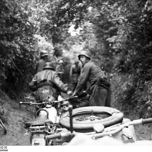 Frankreich_Soldaten_hinter_Gebüsch_mit_Beiwagen-Krad