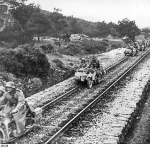 Griechenland_Kräder_fahren_auf_Schienen