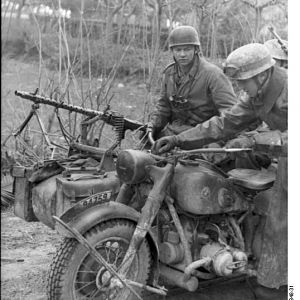 Italien_Fallschirmjäger_mit_Beiwagen-Krad_und_MG_34