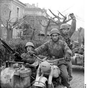 Italien_Fallschirmjäger_mit_Beiwagen-Krad_und_MG_42