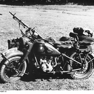 Motorrad_BMW_R75_mit_Beiwagen_und_MG
