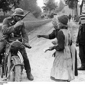 Polen_Zivilisten_Soldat_auf_Krad