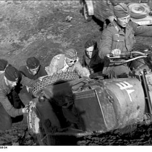 Russland-Mitte-Süd_Anschieben_eines_Motorrads