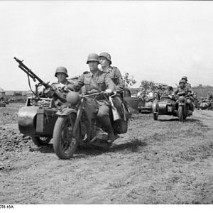 Russland_Kolonne_von_Motorrad-Gespannen