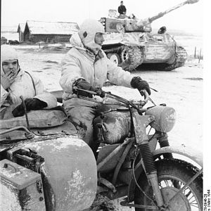 Russland_Krad_vor_Panzer_VI_(Tiger_I)