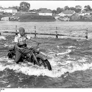 Russland_Luftwaffensoldat_auf_BMW-Krad
