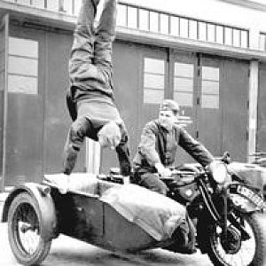 Tn_07_Garson_Blitzkrieg_WWII_SidecarHandstand2