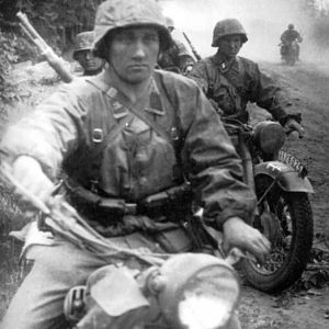 Ww2-german-motorcycles-german-soldiers-in-dirt
