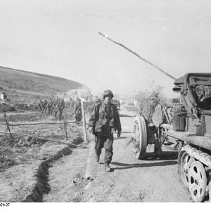 Bundesarchiv_Bild_101I-022-2924-27,_Russland,_Geschütz_hinter_Halbkettenfahrzeug