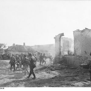 Bundesarchiv_Bild_101I-022-2924-36,_Russland,_Infanterie_in_zerstörtem_Ort
