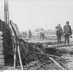 Bundesarchiv_Bild_101I-022-2924-38,_Russland,_Infanterie_in_zerstörtem_Ort