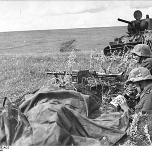 Bundesarchiv_Bild_101I-219-0562A-22,_Russland-Mitte-Süd,_MG_in_Stellung