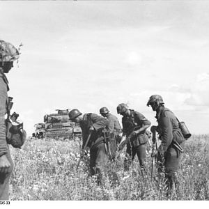 Bundesarchiv_Bild_101I-219-0595-33,_Russland-Mitte-Süd,_Soldaten_untersuchen_ein_Feld
