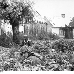 Bundesarchiv_Bild_101I-695-0407-07,_Warschauer_Aufstand,_Waffen-SS_in_Vorort